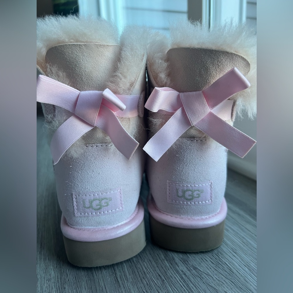 Light pink bow UGG